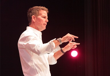 Bo Eason, former NFL safety, author, performer and speaker, inspiring his audience to be The Best (photo: courtesy of www.boeason.com)